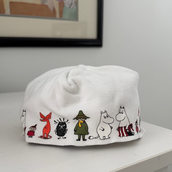 White Summer Beanie with Moomin Characters - Picture 1 of 8